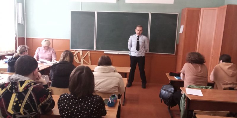 В Калачеевском районе полицейские и общественники провели «Урок мужества» в аграрном техникуме
